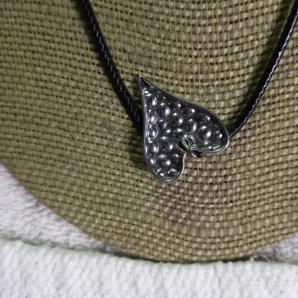 Silvertone heart ♥ necklace black cord - Picture 3 of 5